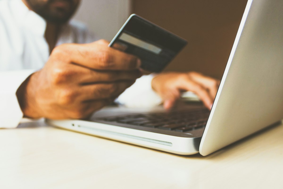 Utilisateur effectuant un paiement en ligne sécurisé via smartphone