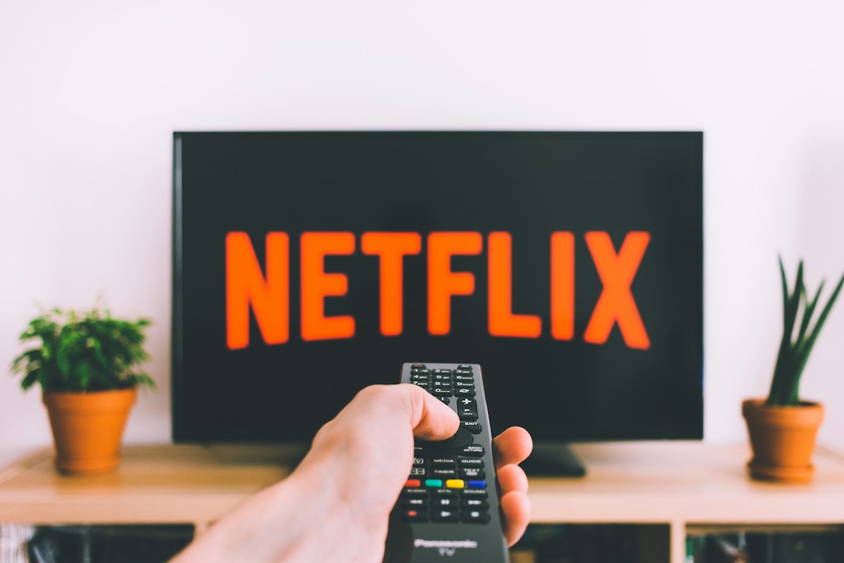 Écran de télévision connecté diffusant un flux vidéo haute définition